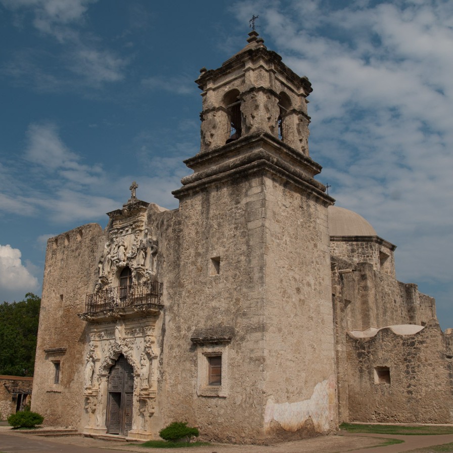 photo of a Spanish mission in Texas